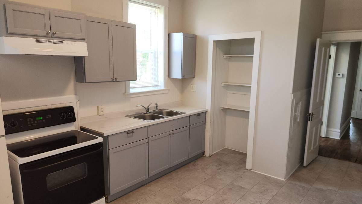 Townhouse for rent at 3721 Iowa Ave, Saint Louis, MO 63118
