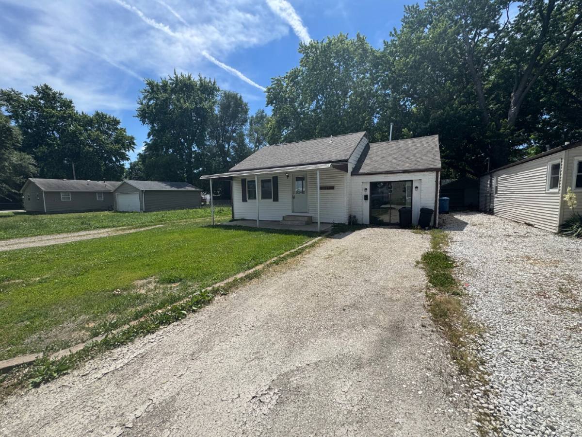 House for rent at 2927 S Glenwood Ave, Springfield, IL 62704