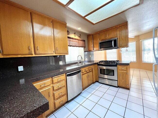 House for rent at 9316 Foxglen Court, Bakersfield, CA 93312