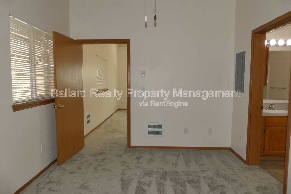 Apartment for rent at 1550 NW 51st St #1, Seattle, WA 98107