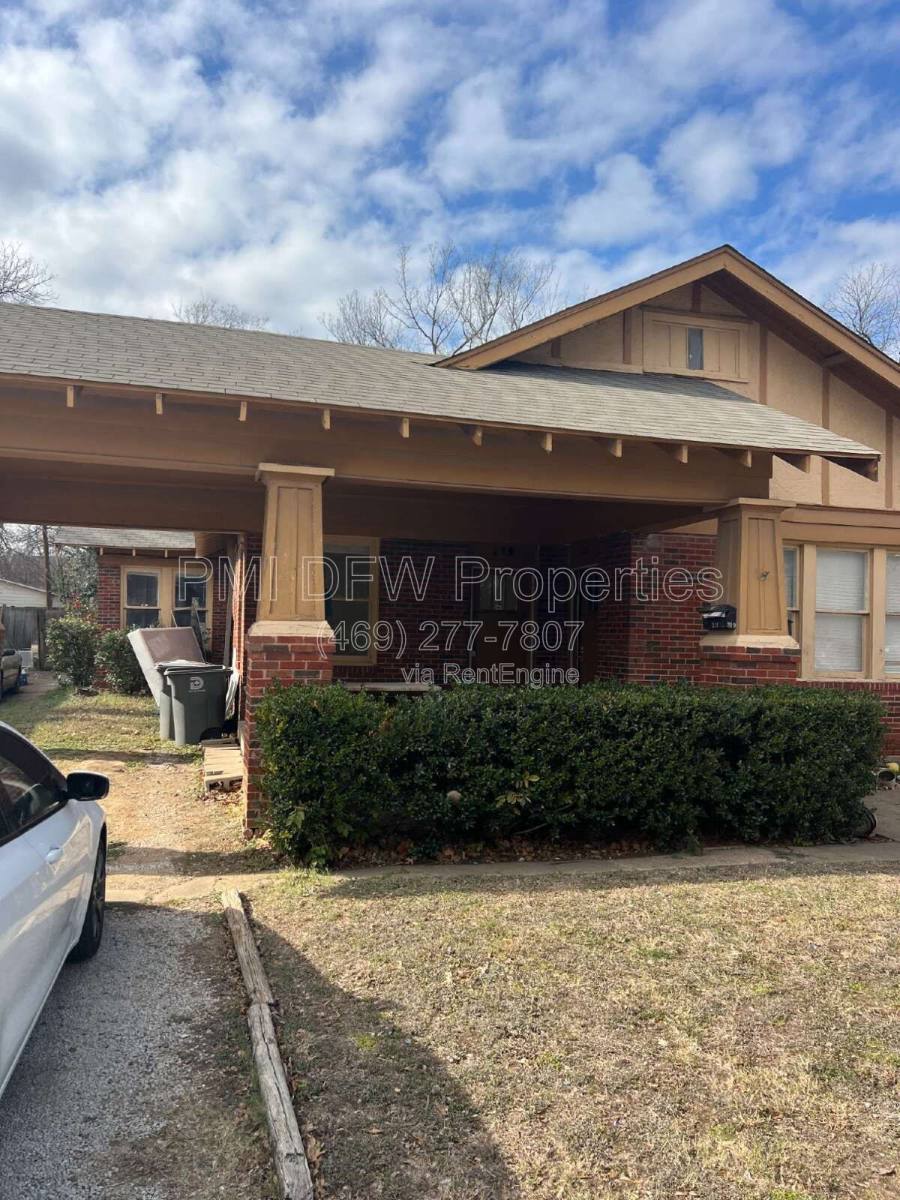 House for rent at 219 S Montreal Ave, Dallas, TX 75208