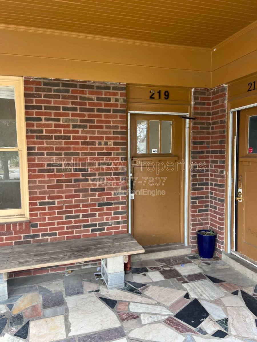 House for rent at 219 S Montreal Ave, Dallas, TX 75208