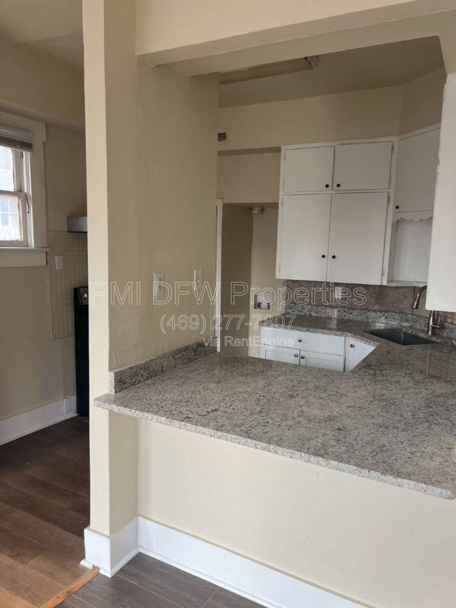 House for rent at 219 S Montreal Ave, Dallas, TX 75208