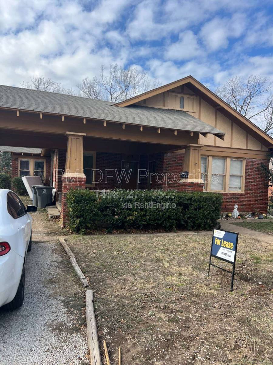 House for rent at 219 S Montreal Ave, Dallas, TX 75208