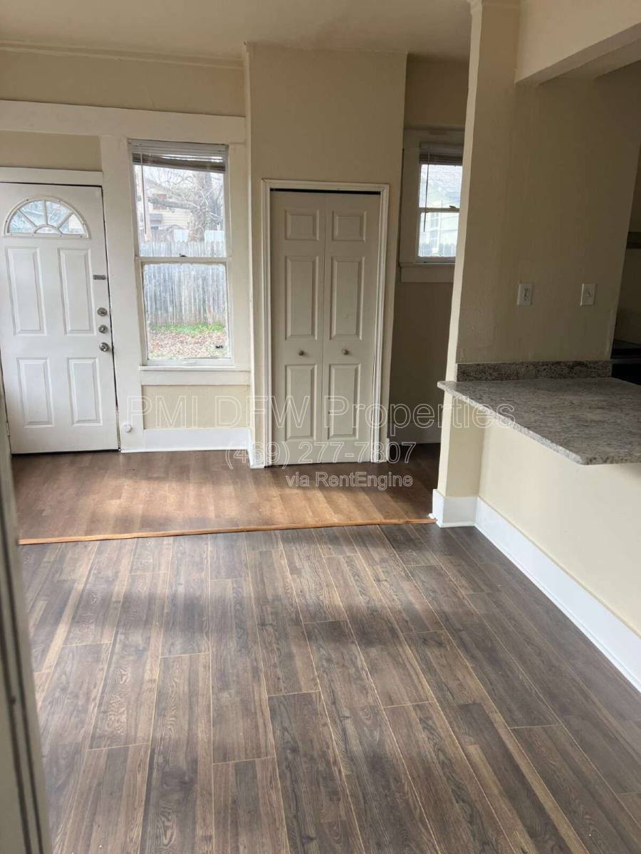 House for rent at 219 S Montreal Ave, Dallas, TX 75208