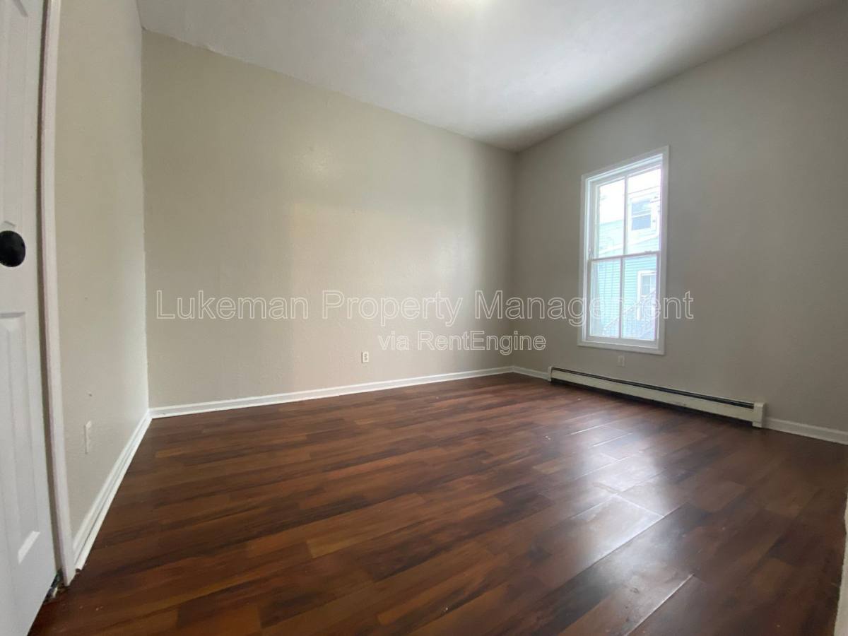 Apartment for rent at 421 Oak St #1, Kalamazoo, MI 49007