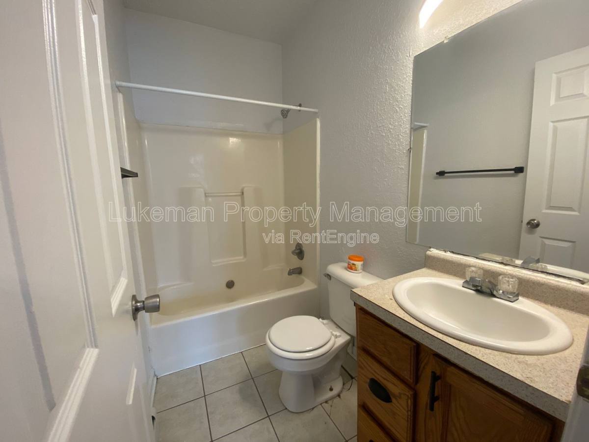 Apartment for rent at 421 Oak St #1, Kalamazoo, MI 49007
