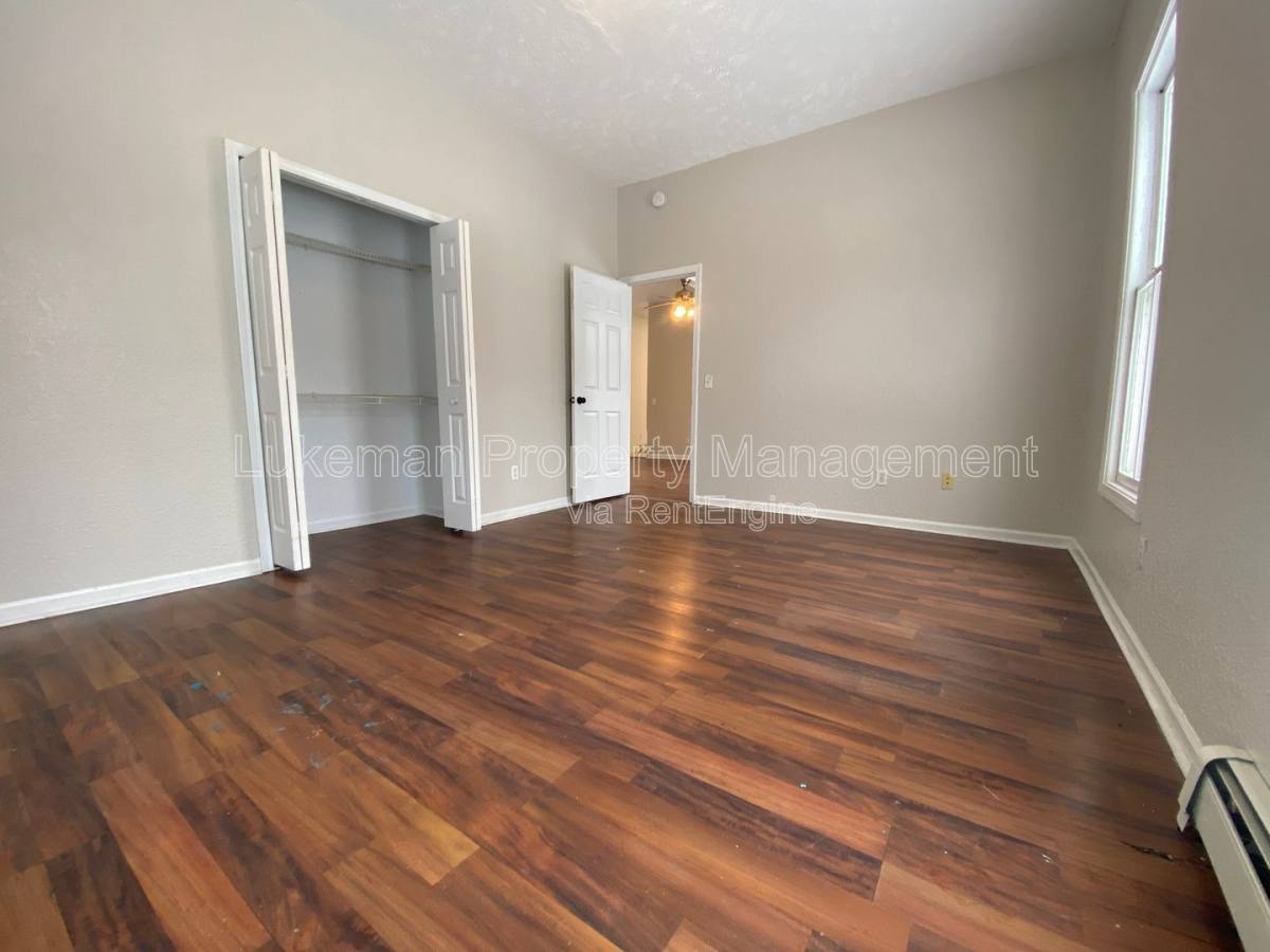 Apartment for rent at 421 Oak St #1, Kalamazoo, MI 49007