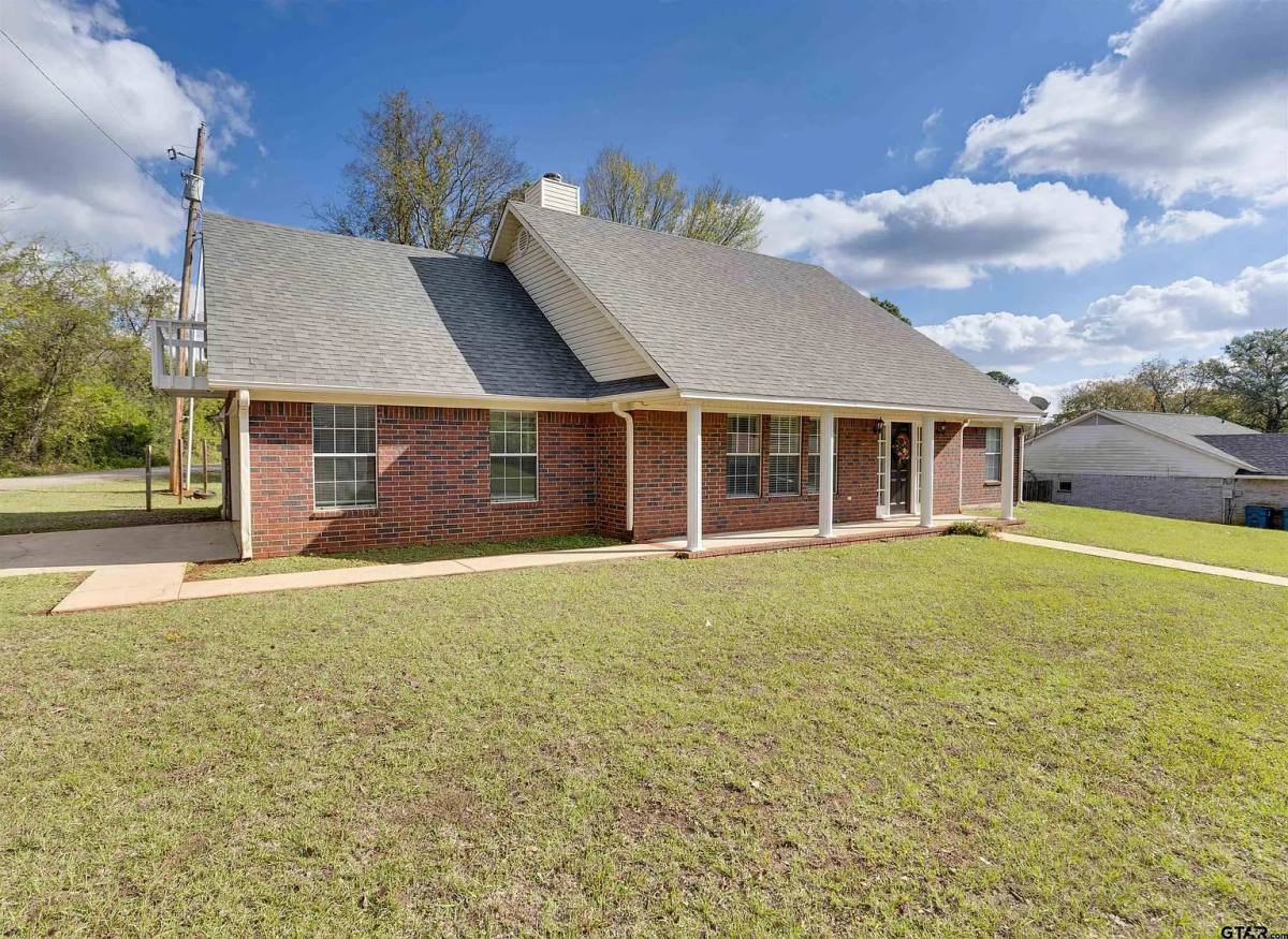 House for rent at 118 E G McMillan Way, Daingerfield, TX 75638
