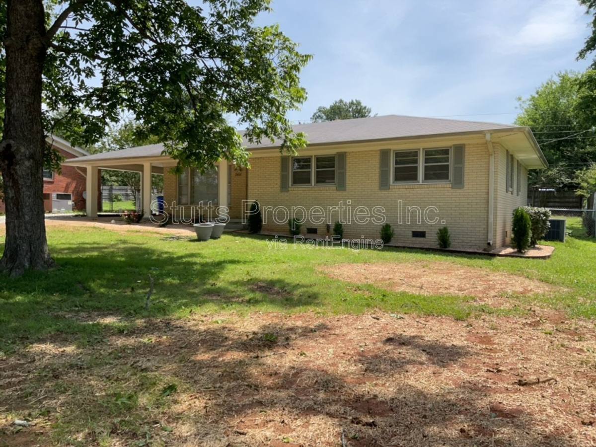 Apartment for rent at 2402 Wellington St, Florence, AL 35630