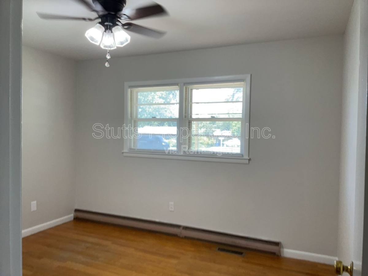 Apartment for rent at 2402 Wellington St, Florence, AL 35630