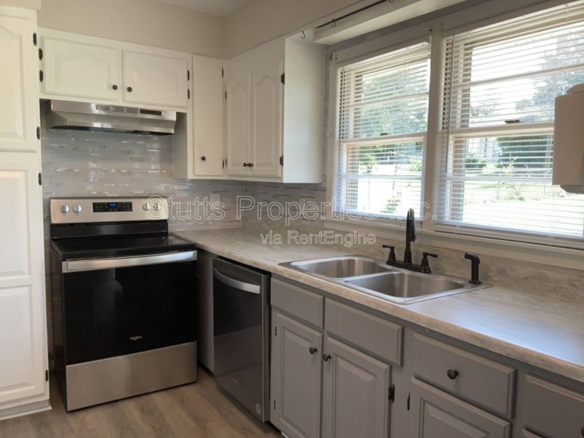 Apartment for rent at 2402 Wellington St, Florence, AL 35630