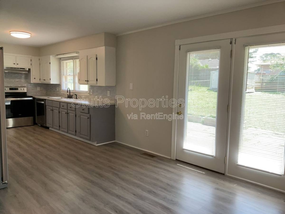 Apartment for rent at 2402 Wellington St, Florence, AL 35630