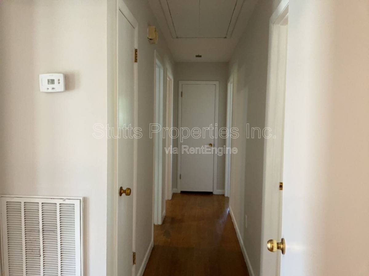 Apartment for rent at 2402 Wellington St, Florence, AL 35630