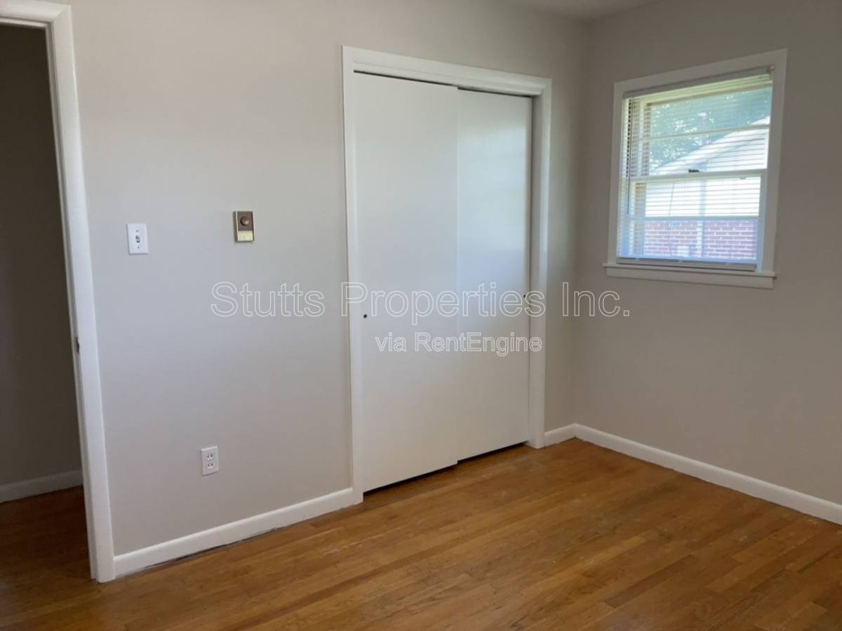 Apartment for rent at 2402 Wellington St, Florence, AL 35630