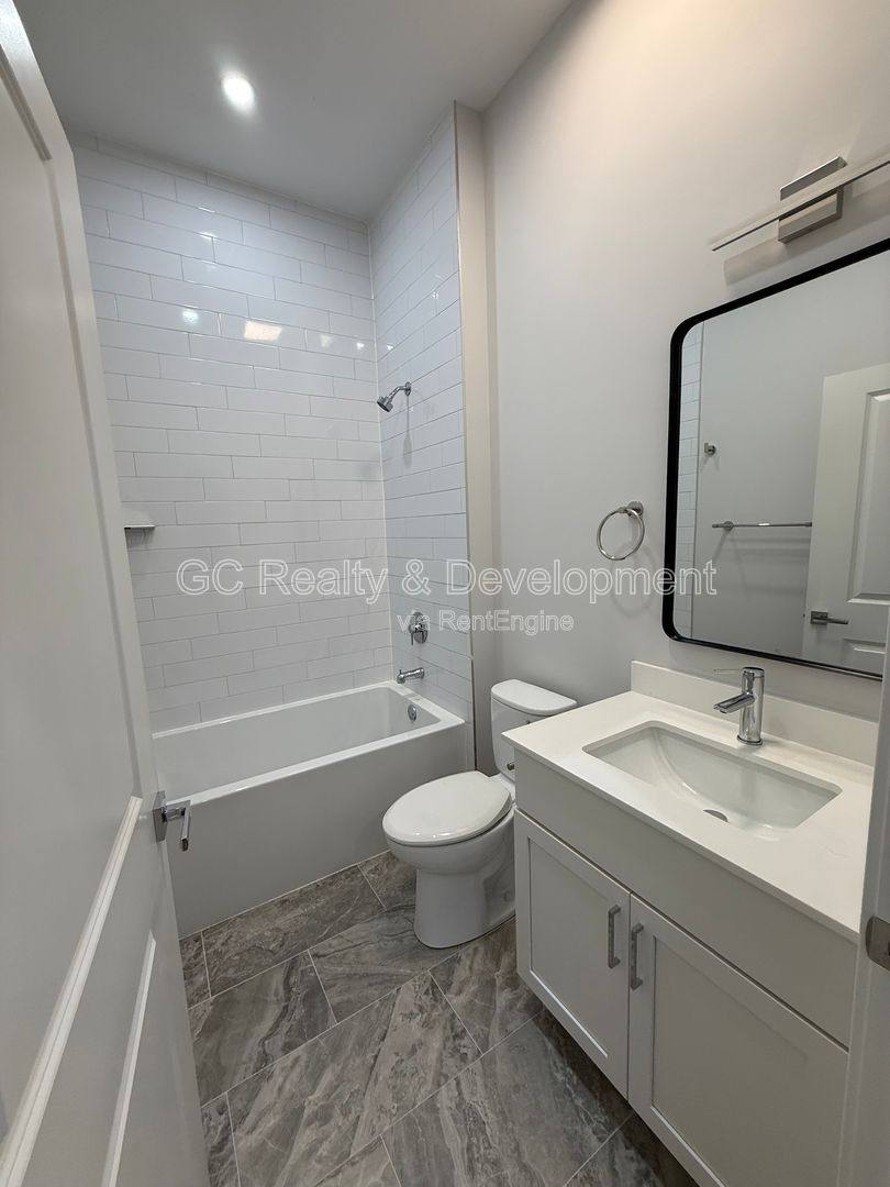 Apartment for rent at 5071 N NW Highway 104, Chicago, IL 60630