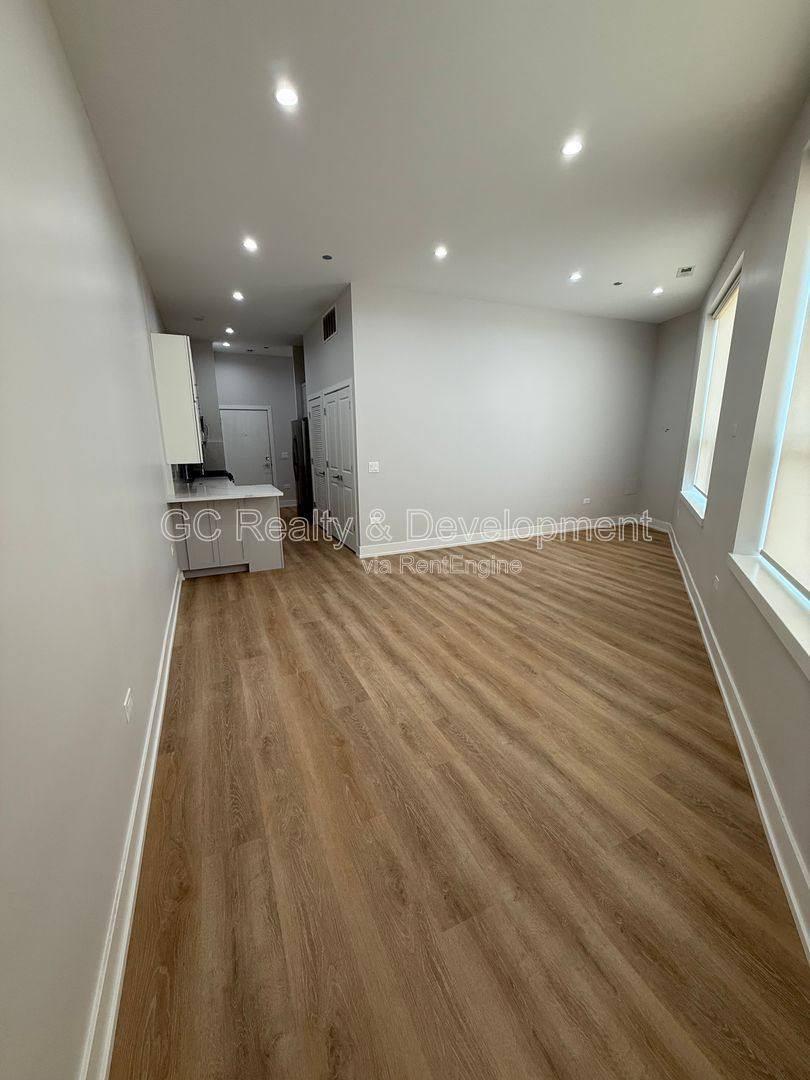 Apartment for rent at 5071 N NW Highway 104, Chicago, IL 60630