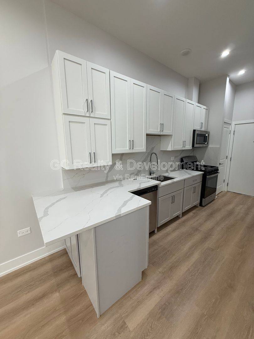 Apartment for rent at 5071 N NW Highway 104, Chicago, IL 60630