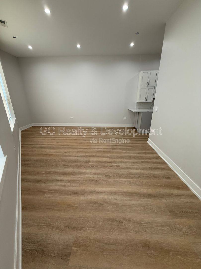 Apartment for rent at 5071 N NW Highway 104, Chicago, IL 60630