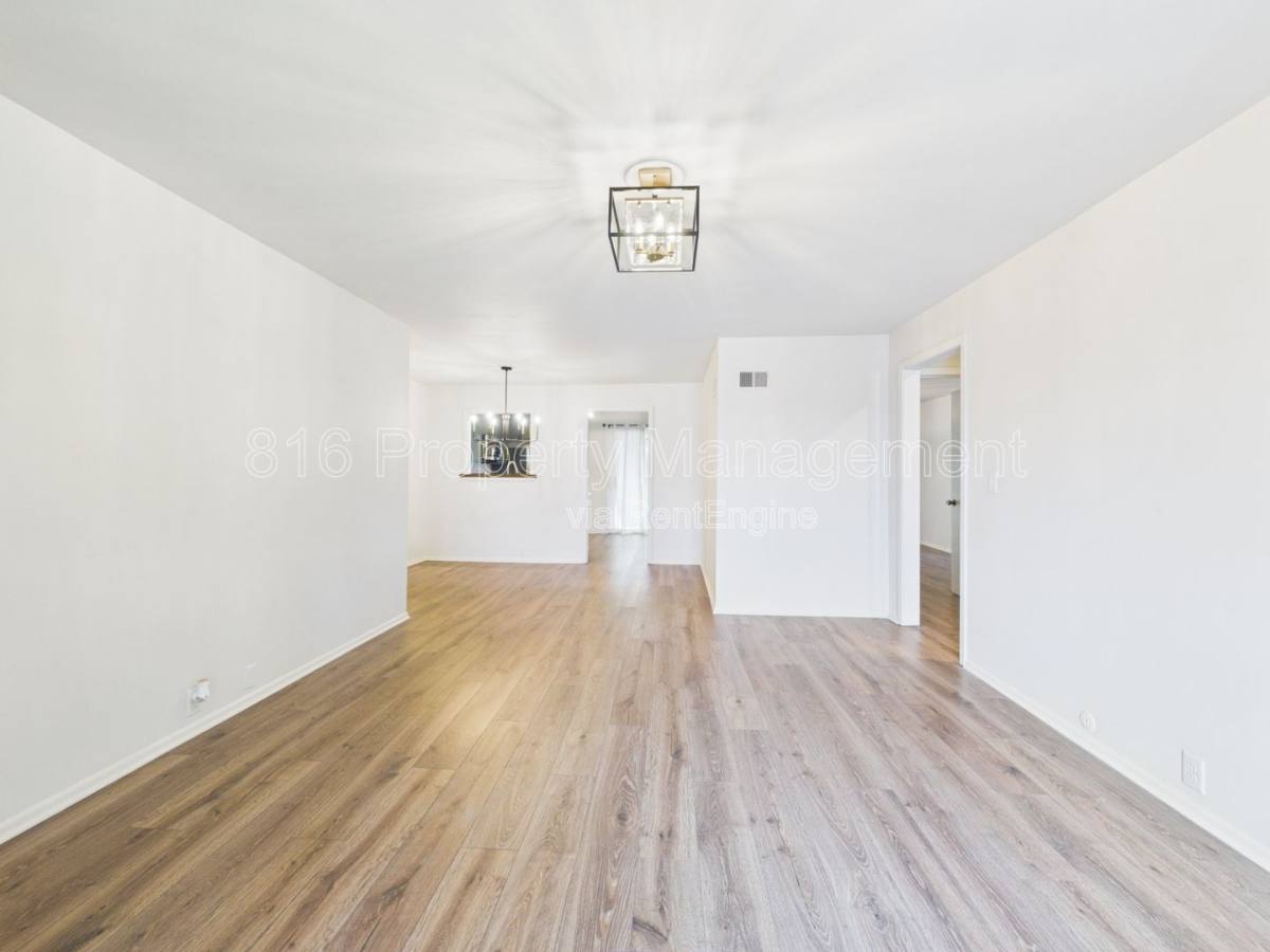 Apartment for rent at 439 W 104th St, Kansas City, MO 64114