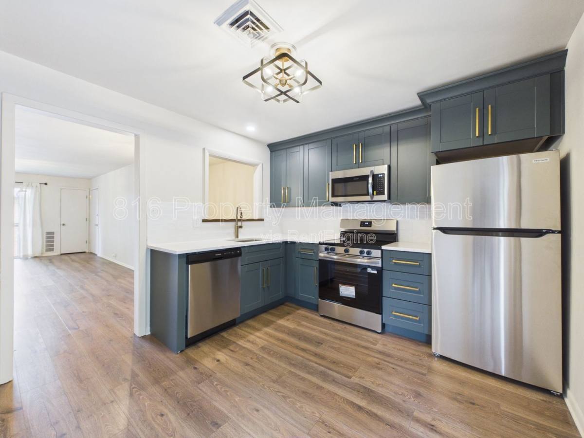 Apartment for rent at 439 W 104th St, Kansas City, MO 64114