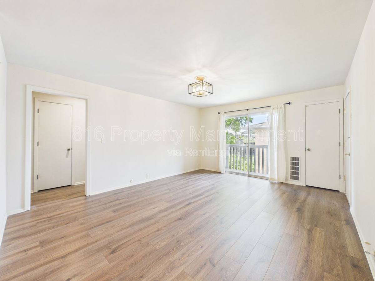Apartment for rent at 439 W 104th St, Kansas City, MO 64114