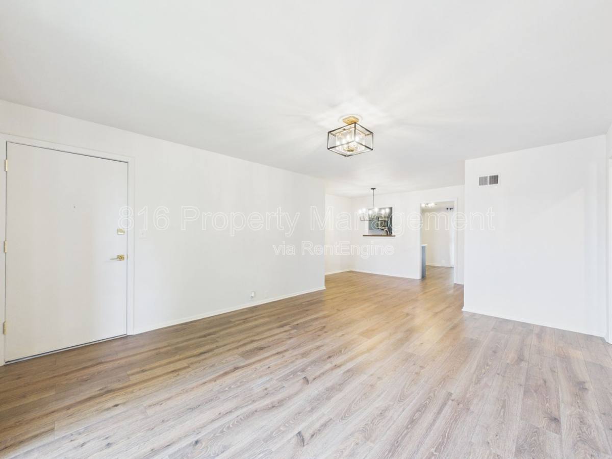 Apartment for rent at 439 W 104th St, Kansas City, MO 64114