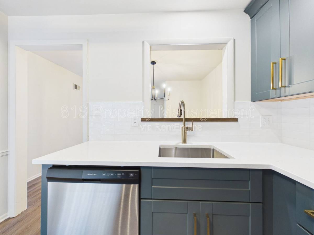 Apartment for rent at 439 W 104th St, Kansas City, MO 64114