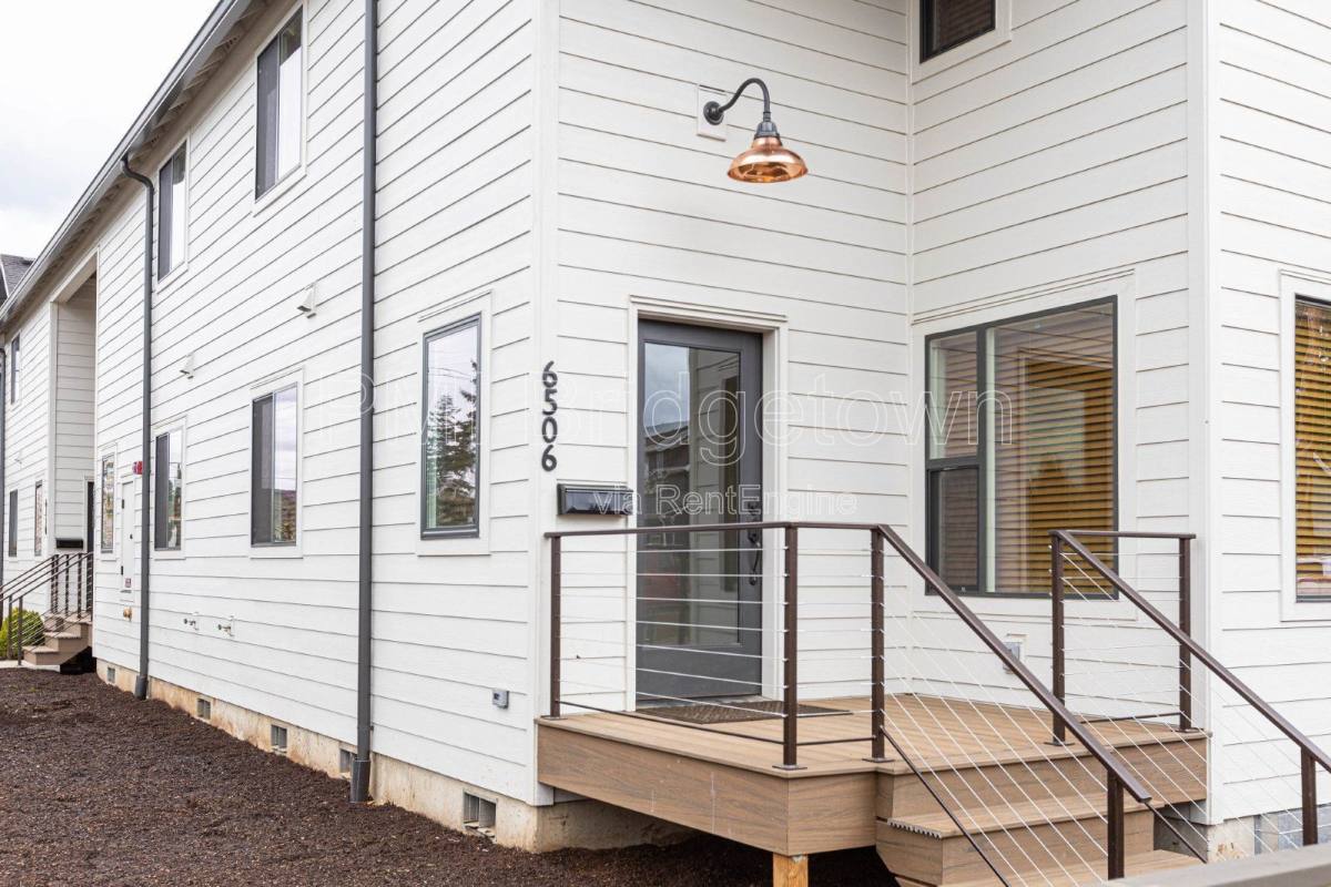 Townhouse for rent at 6506 SE 63rd Ave, Portland, OR 97206