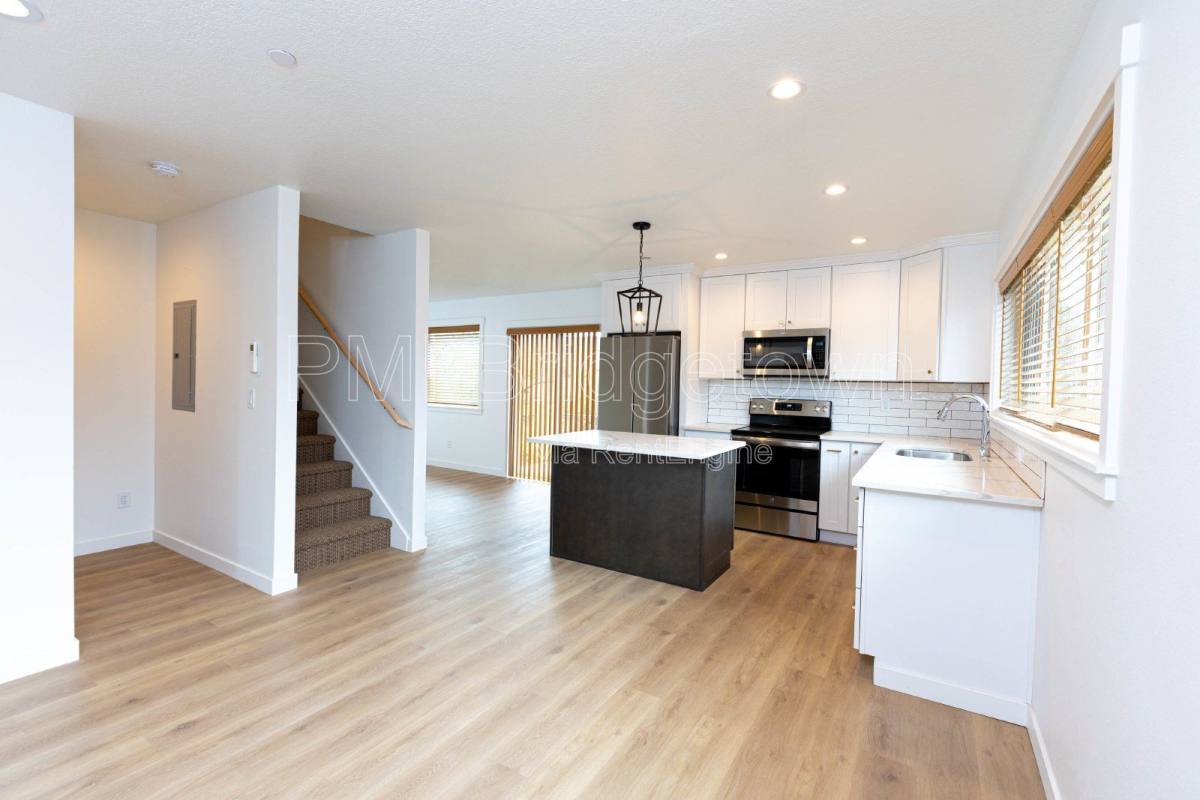 Townhouse for rent at 6506 SE 63rd Ave, Portland, OR 97206