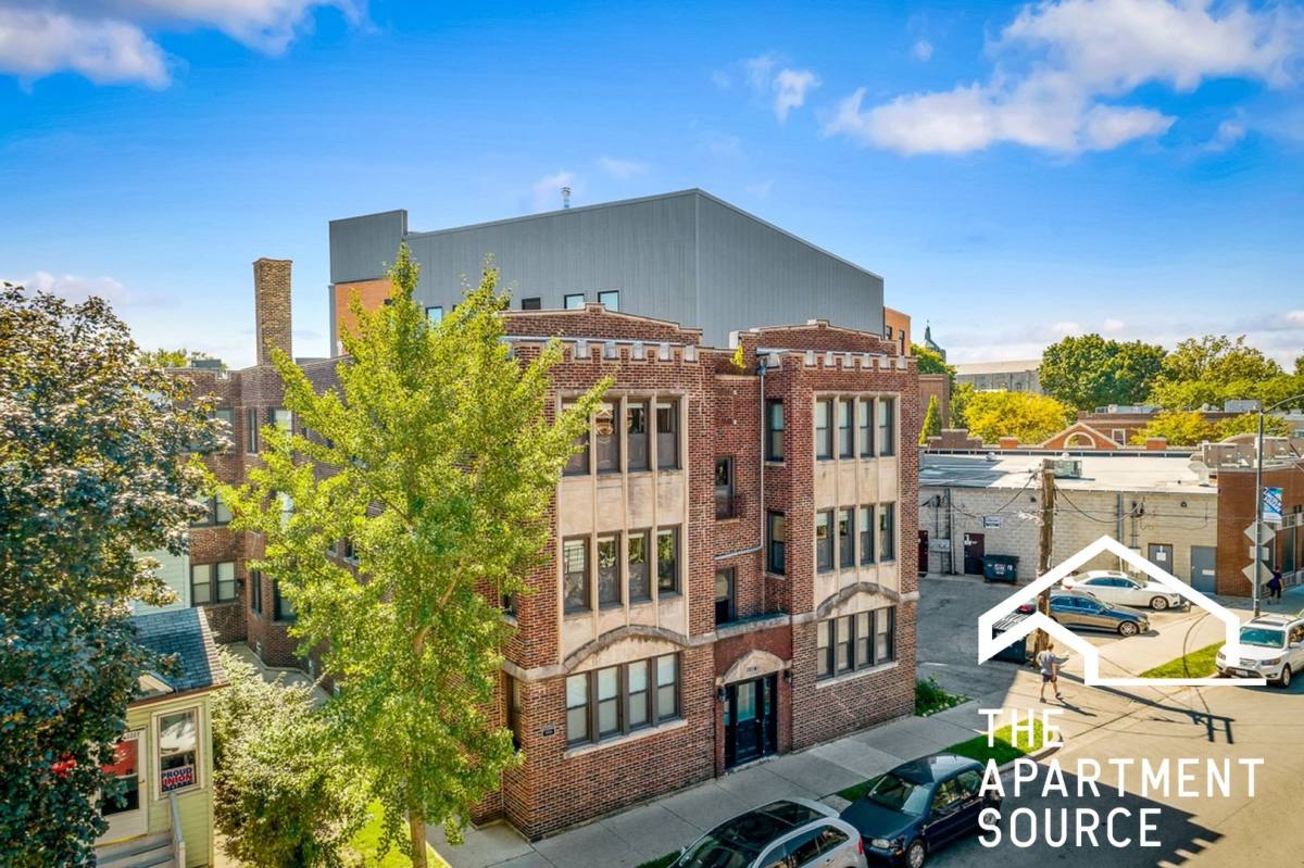 Apartment for rent at 2231 W Wilson Ave #2, Chicago, IL 60625