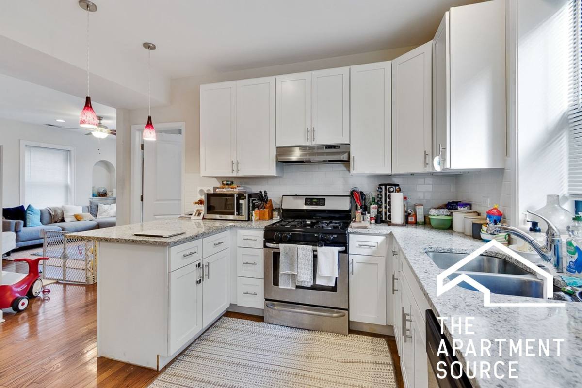 Apartment for rent at 1819 W Leland Ave #1, Chicago, IL 60640