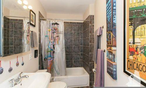 Apartment for rent at 622 W Roscoe St #1A, Chicago, IL 60657