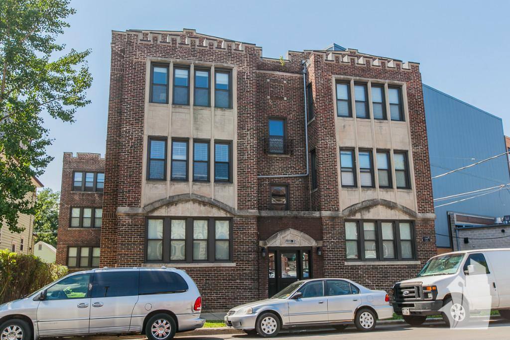 Apartment for rent at 2229 W Wilson Ave, Chicago, IL 60625