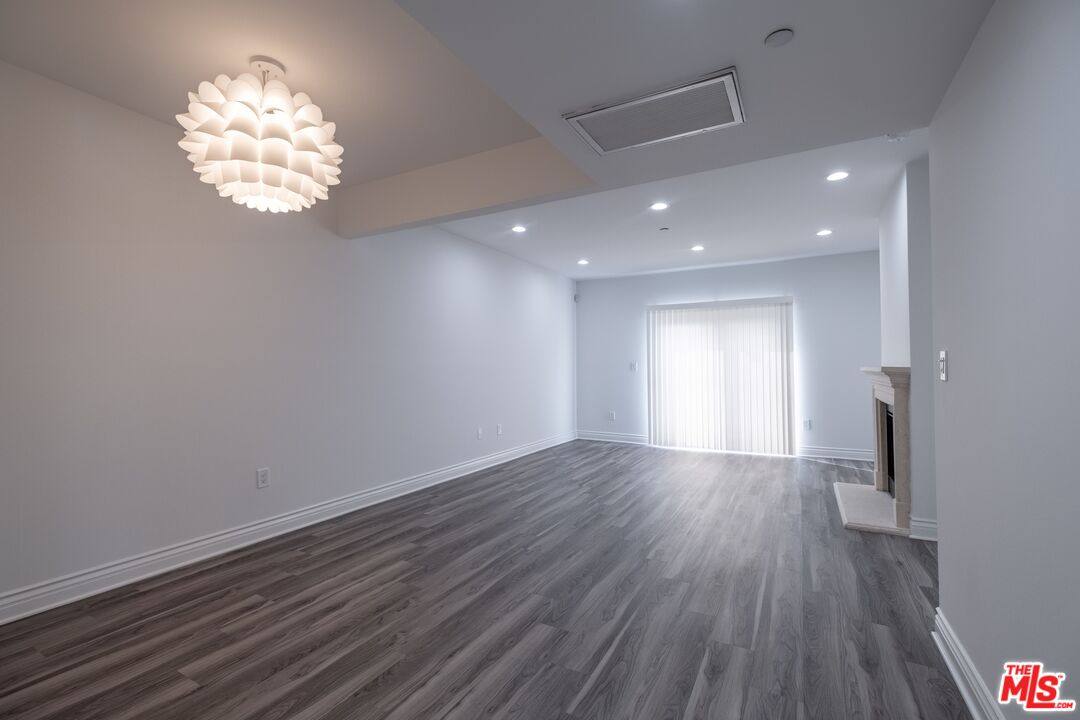 Apartment for rent at 147 S Doheny Dr #303, Los Angeles, CA 90048