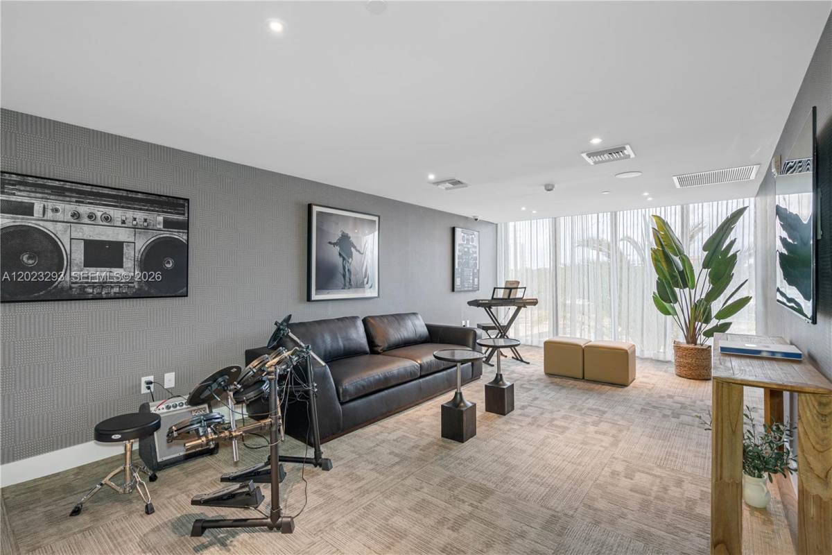Apartment for rent at 16395 Biscayne Blvd, North Miami Beach, FL 33160