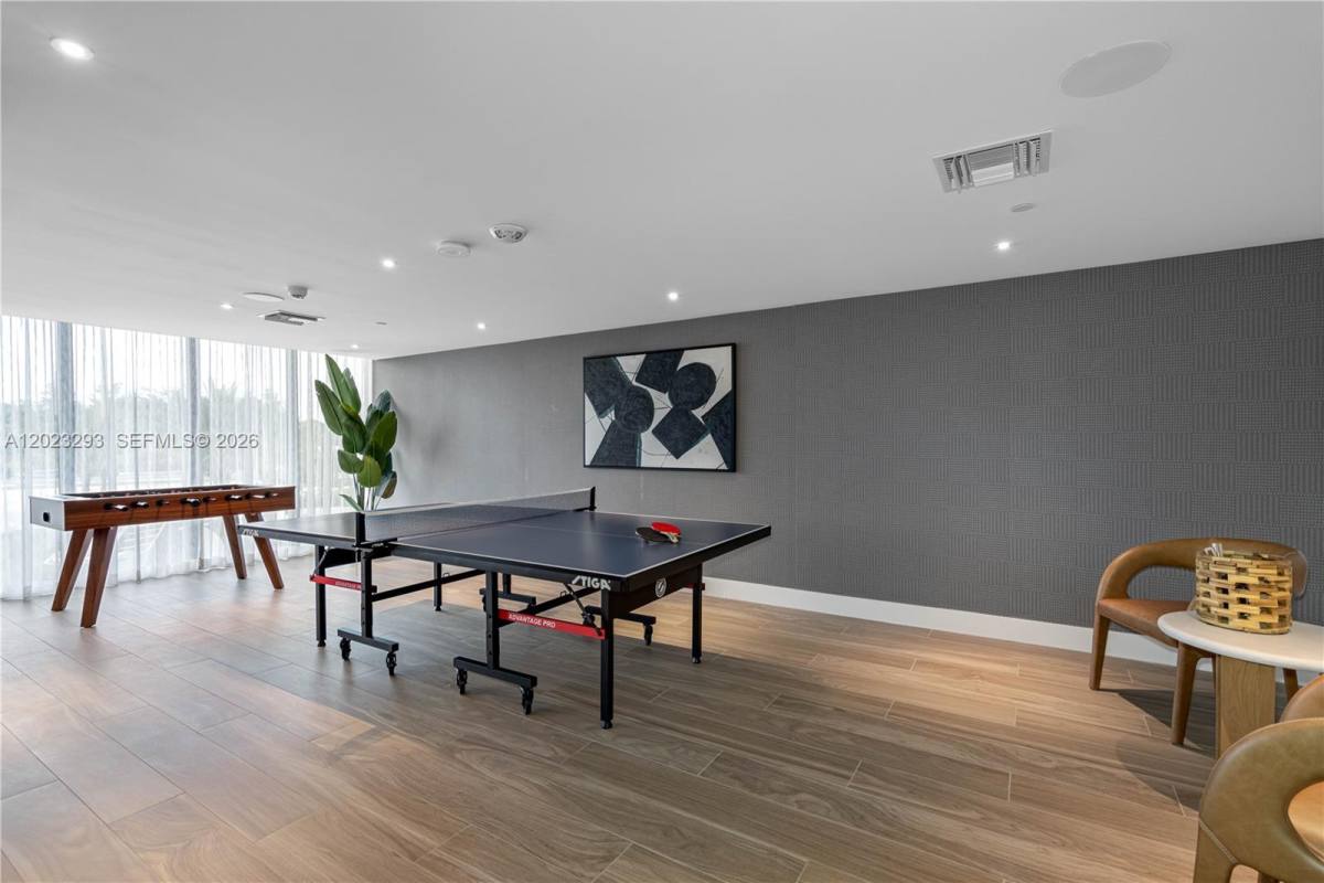 Apartment for rent at 16395 Biscayne Blvd, North Miami Beach, FL 33160