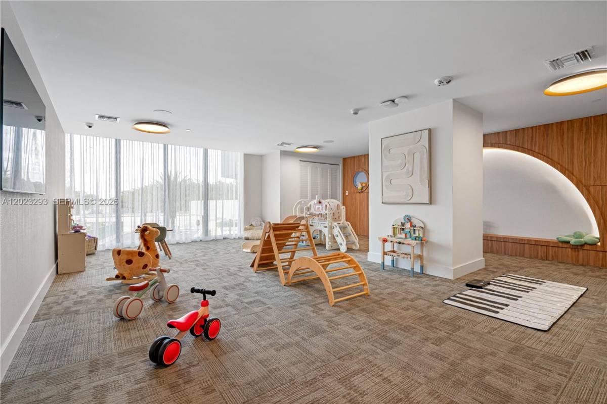 Apartment for rent at 16395 Biscayne Blvd, North Miami Beach, FL 33160