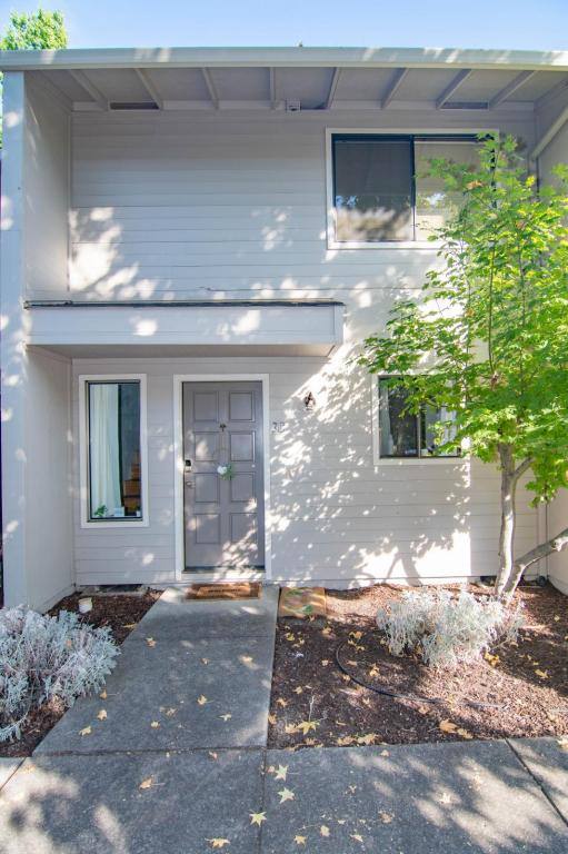 Townhouse for rent at 1309 Maple Leaf Court, Medford, OR 97504