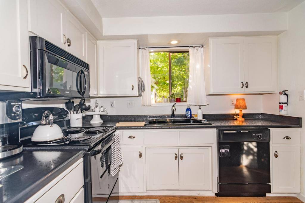 Townhouse for rent at 1309 Maple Leaf Court, Medford, OR 97504