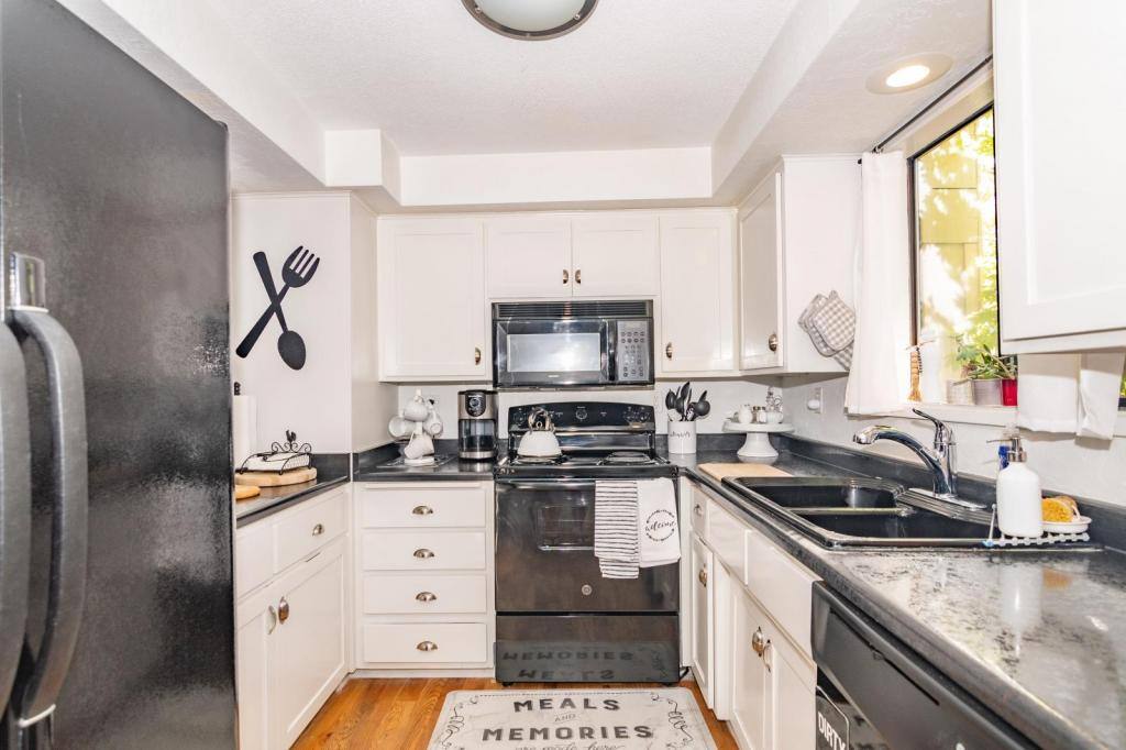 Townhouse for rent at 1309 Maple Leaf Court, Medford, OR 97504