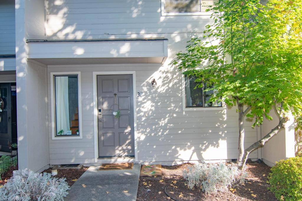 Townhouse for rent at 1309 Maple Leaf Court, Medford, OR 97504