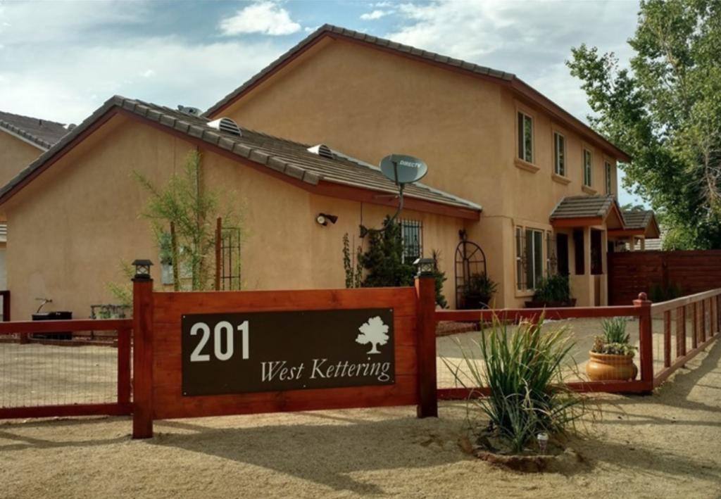 Townhouse for rent at 201 W Kettering St, Lancaster, CA 93534