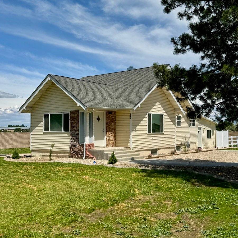 House for rent at 2124 S Happy Valley Rd, Nampa, ID 83686