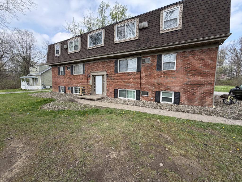 Apartment for rent at 432 Mathews Rd, Youngstown, OH 44512