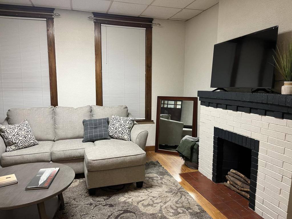 Apartment for rent at 736 Dover Place #1F, Saint Louis, MO 63111