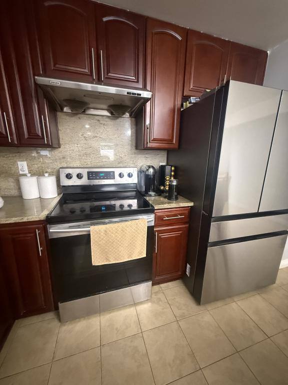Townhouse for rent at 20041 104th Place SE, Kent, WA 98031