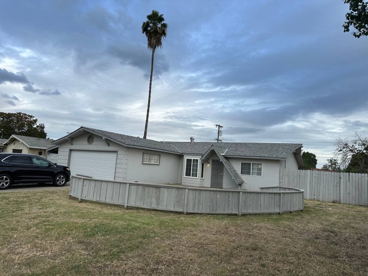 House for rent at 135 E Stuart Ave, Fresno, CA 93710