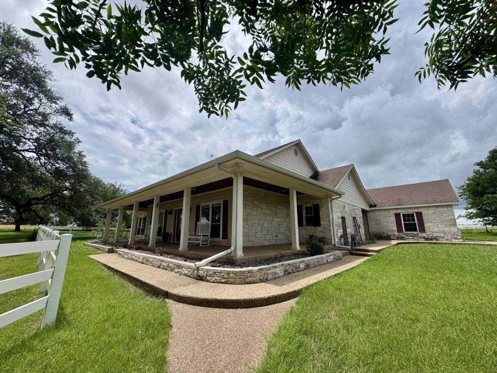 House for rent at 465 Austin Hines Dr, China Spring, TX 76633
