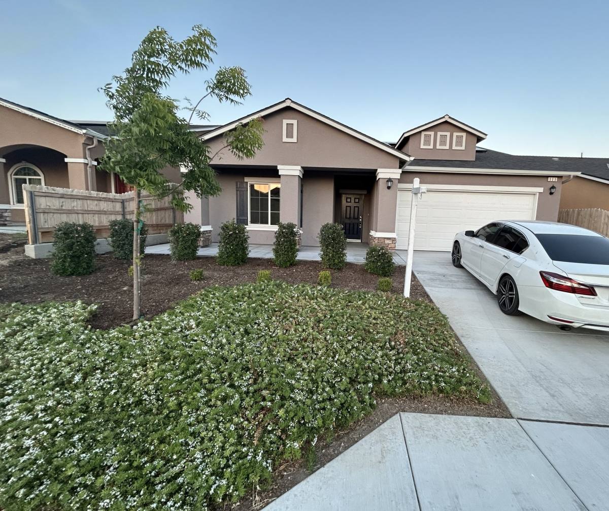 House for rent at 909 Grangeville Ave, Avenal, CA 93204